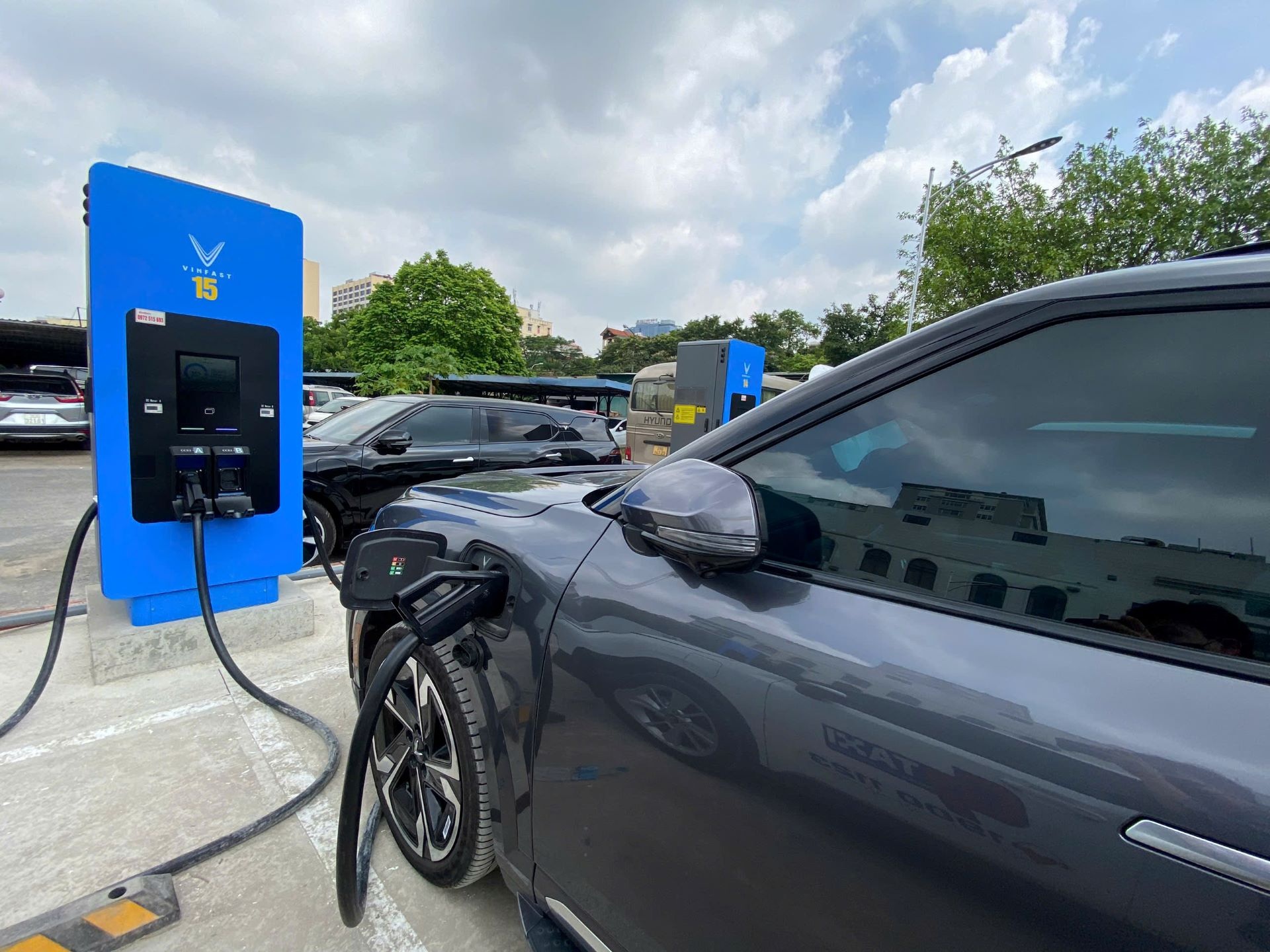 V-Green mở trạm sạc nhanh quy mô lớn đầu tiên tại Cầu Giấy - 3 V-Green mở trạm sạc nhanh quy mô lớn đầu tiên tại Cầu Giấy - 3