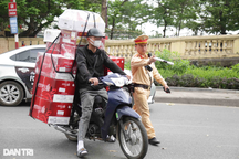 Chở hàng cồng kềnh trên phố cổ Hà Nội, nhiều tài xế bị xử phạt