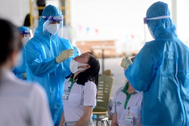 TPHCM: Dịch phức tạp, số ca bệnh tăng vọt trong ngày đầu cách ly xã hội