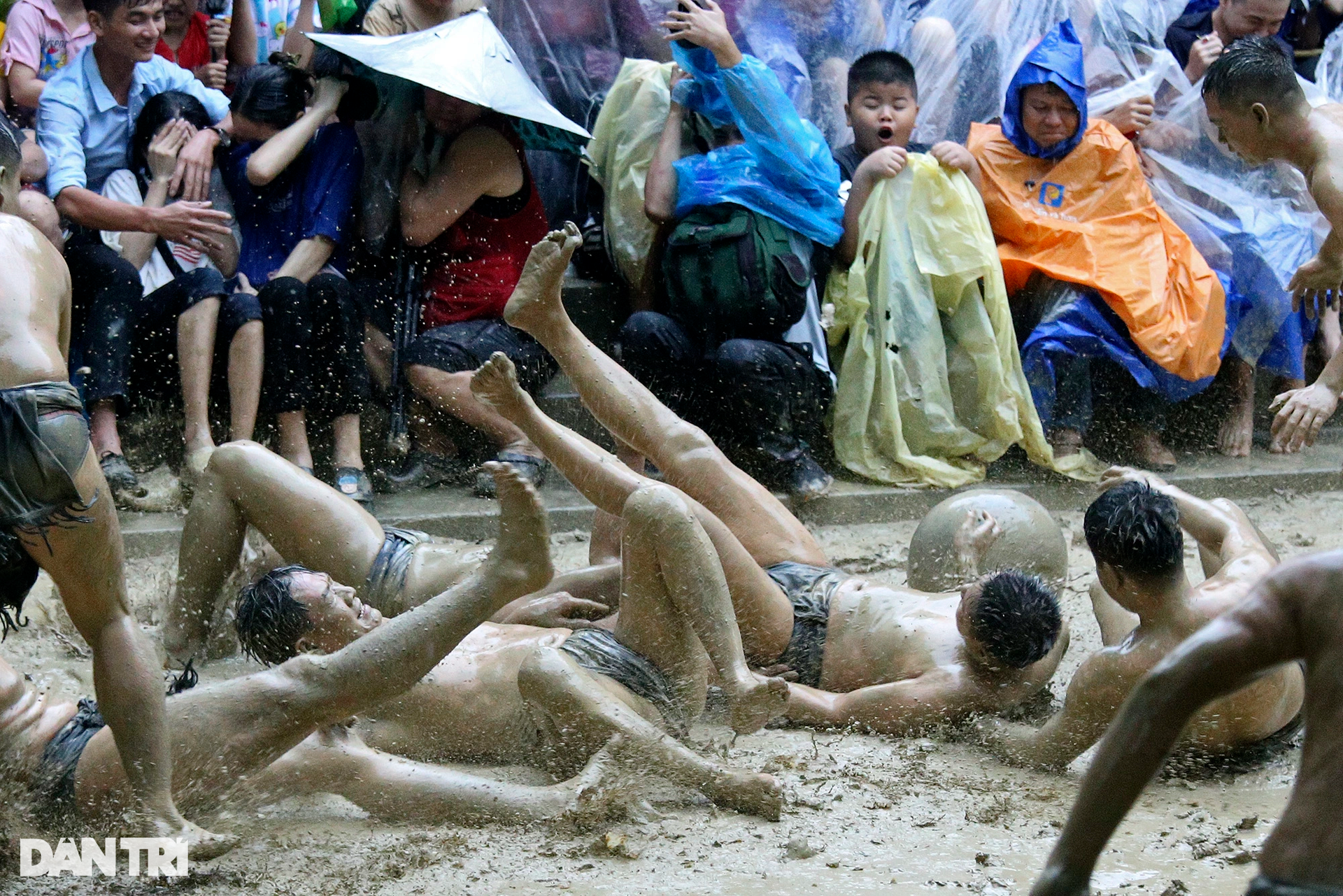 Trận vật cầu nước kịch tính và hài hước dưới trời mưa tầm tã - 9 Trận vật cầu nước kịch tính và hài hước dưới trời mưa tầm tã - 9