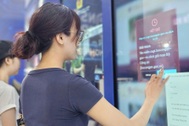 Thuật toán giả mạo, "bắt cóc online" và bài học cảnh giác trên phố đi bộ Nguyễn Huệ