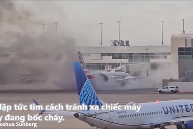 Máy bay bốc cháy dữ dội, hành khách phải di tản ra đứng ở cánh