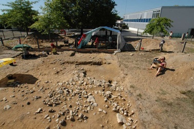 Học sinh mẫu giáo vô tình khám phá ngôi mộ chôn cất bí ẩn ở Pháp