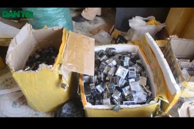 Clip: Bắt vụ linh kiện điện thoại không giấy tờ.