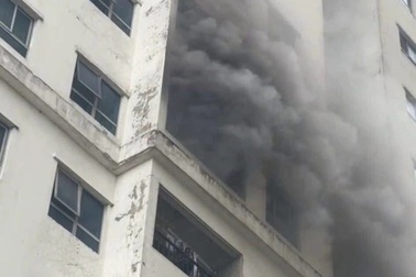 Cháy căn hộ chung cư HH Linh Đàm, khói đen bốc nghi ngút