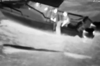 Nam sinh sống sót thần kỳ sau 12 tiếng bị sóng cuốn trôi