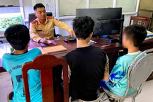 Triệu tập 3 học sinh lớp 6 đầu trần đi xe máy không biển số