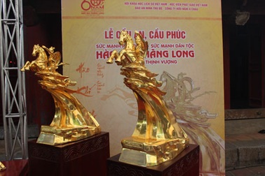 Rước và trưng bày 60 tượng vàng Thánh Gióng