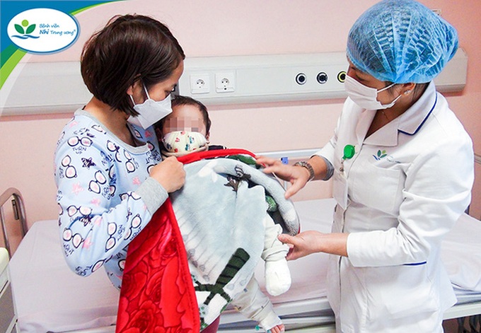 Trẻ được chăm sóc điều trị tại Đơn vị bỏng, Khoa chỉnh hình, Bệnh viện Nhi Trung ương. Ảnh: Bệnh viện cung cấp