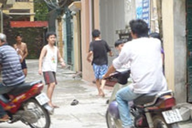 “Mẹ ơi, đừng nhốt con!”