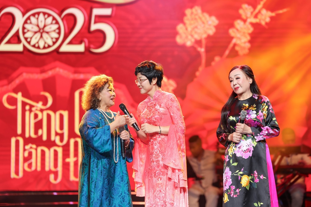 NSƯT Chí Trung, Quang Tèo đưa từ thiện phông bạt sau bão lên sân khấu - 7 NSƯT Chí Trung, Quang Tèo đưa từ thiện phông bạt sau bão lên sân khấu - 7