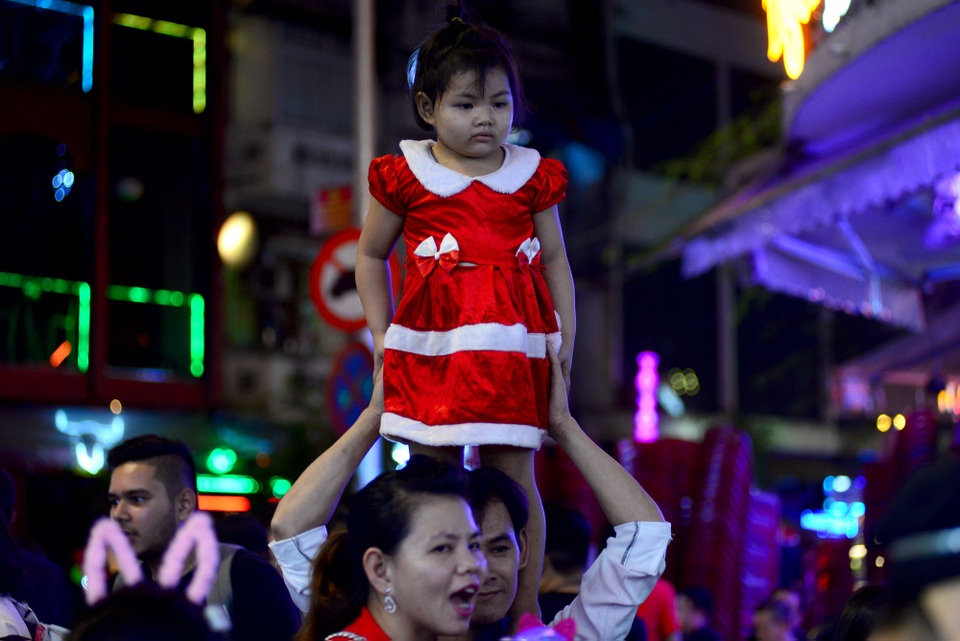 Những em bé đáng yêu trong đêm Giáng sinh trên phố Tây Sài Gòn - 3 Những em bé đáng yêu trong đêm Giáng sinh trên phố Tây Sài Gòn - 3