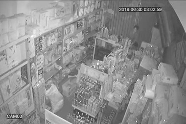 Camera trang bị ở tiệm tạp hoá gi nhận cảnh nhóm trộm cắp đột nhập tiệm lúc nửa đêm