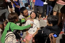 Mẹ mang thai khóc ngất bên bờ biển khi con trai 7 tuổi bị đuối nước