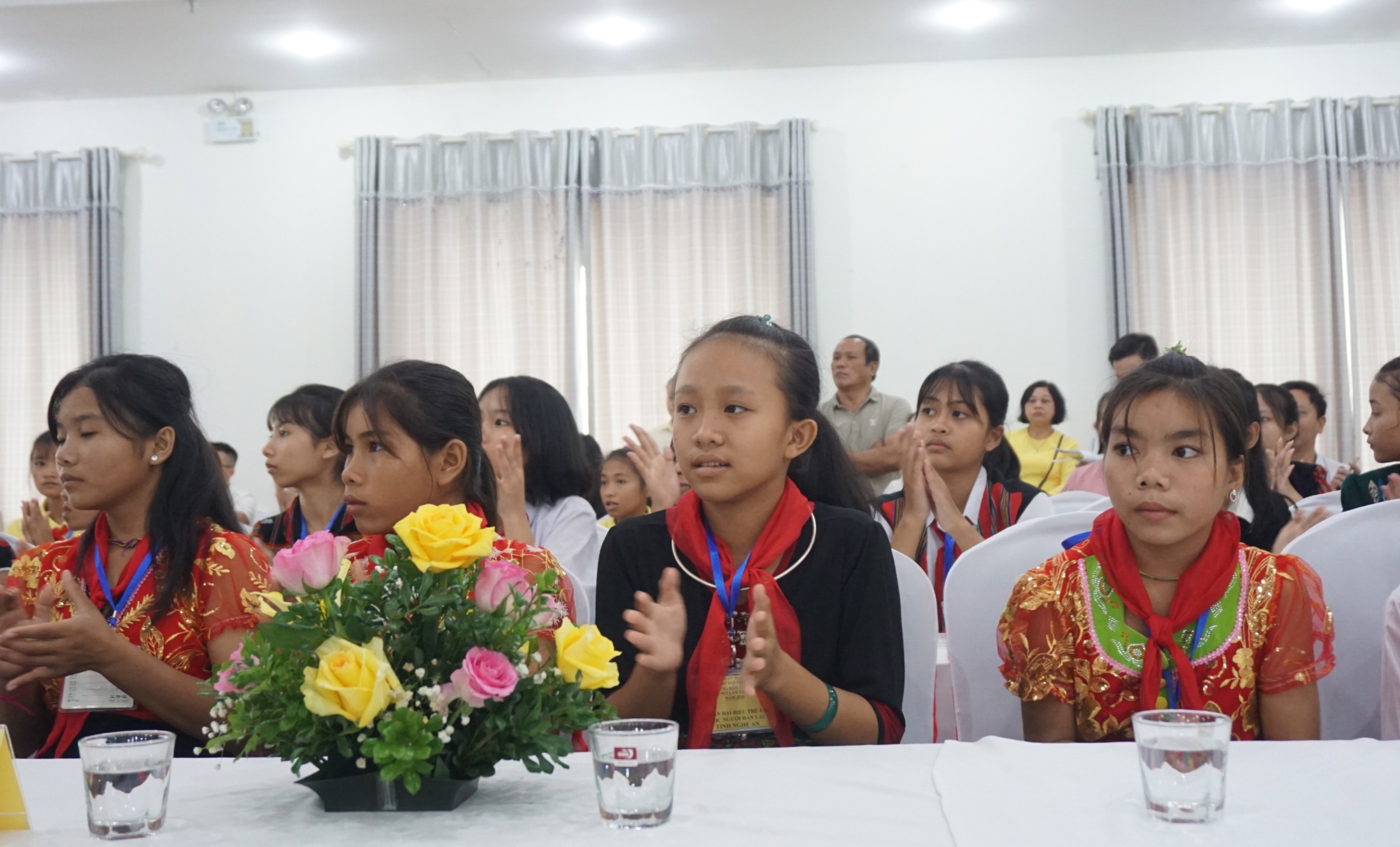 Gặp mặt trẻ em Đan Lai và trẻ em dân tộc thiểu số vượt khó học giỏi - 5 Gặp mặt trẻ em Đan Lai và trẻ em dân tộc thiểu số vượt khó học giỏi - 5