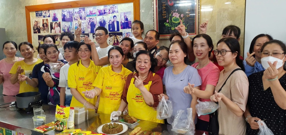 Cô giáo U80 dạy làm bánh miễn phí, lan tỏa tinh thần giảm nghèo bền vững - 1