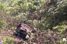 Taxi tự lao xuống vực sâu hơn 100m, 1 người chết, 3 người bị thương