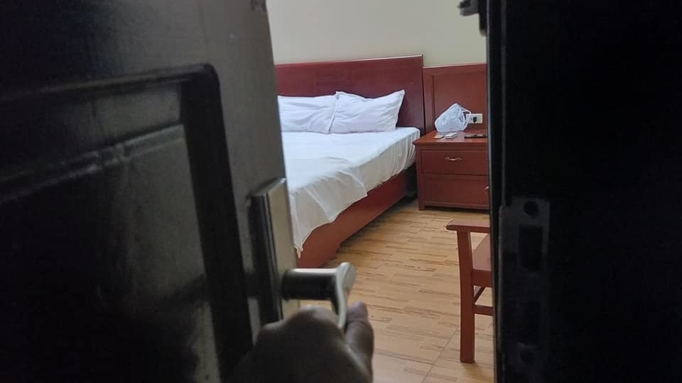 Lắp camera quan sát chị giúp việc, vợ trẻ nghẹn ngào thấy chuyện tày đình - 1