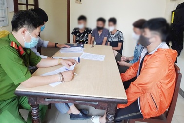 Phạt 5 thanh thiếu niên tụ tập ở công viên không đeo khẩu trang