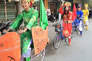 “Táo quân” đạp xe tuyên truyền “Thả cá không thả túi ni lông”