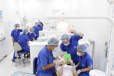 Bắt quả tang Nha khoa Đông Nam dùng người hành nghề “chui”