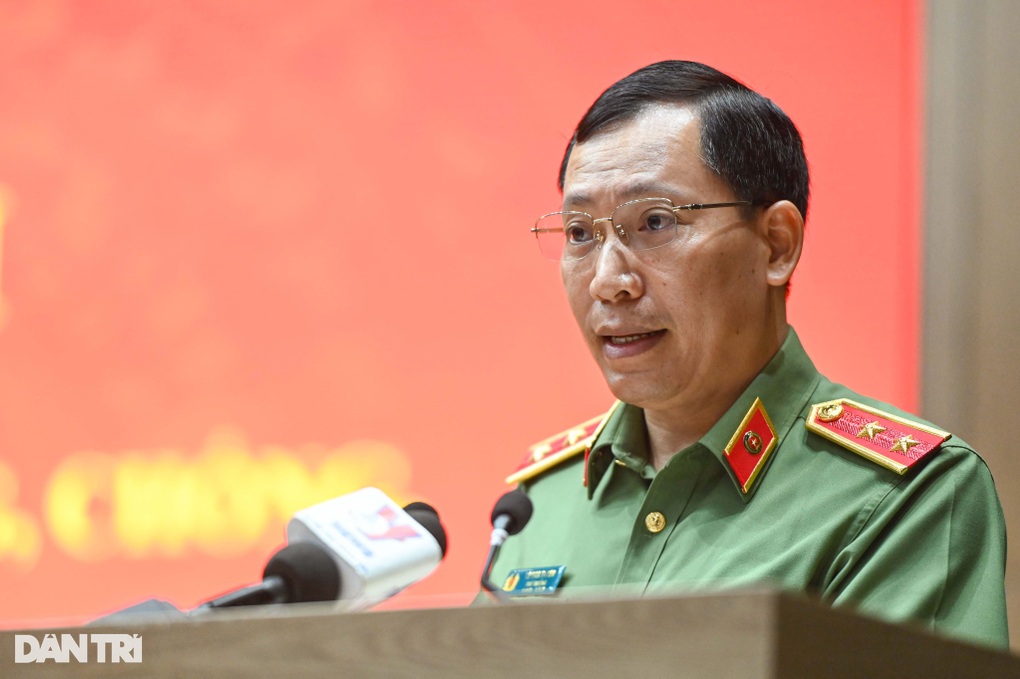Công an lao vào tuyến đầu, khắc phục hậu quả bão lũ để cứu dân - 2 Công an lao vào tuyến đầu, khắc phục hậu quả bão lũ để cứu dân - 2