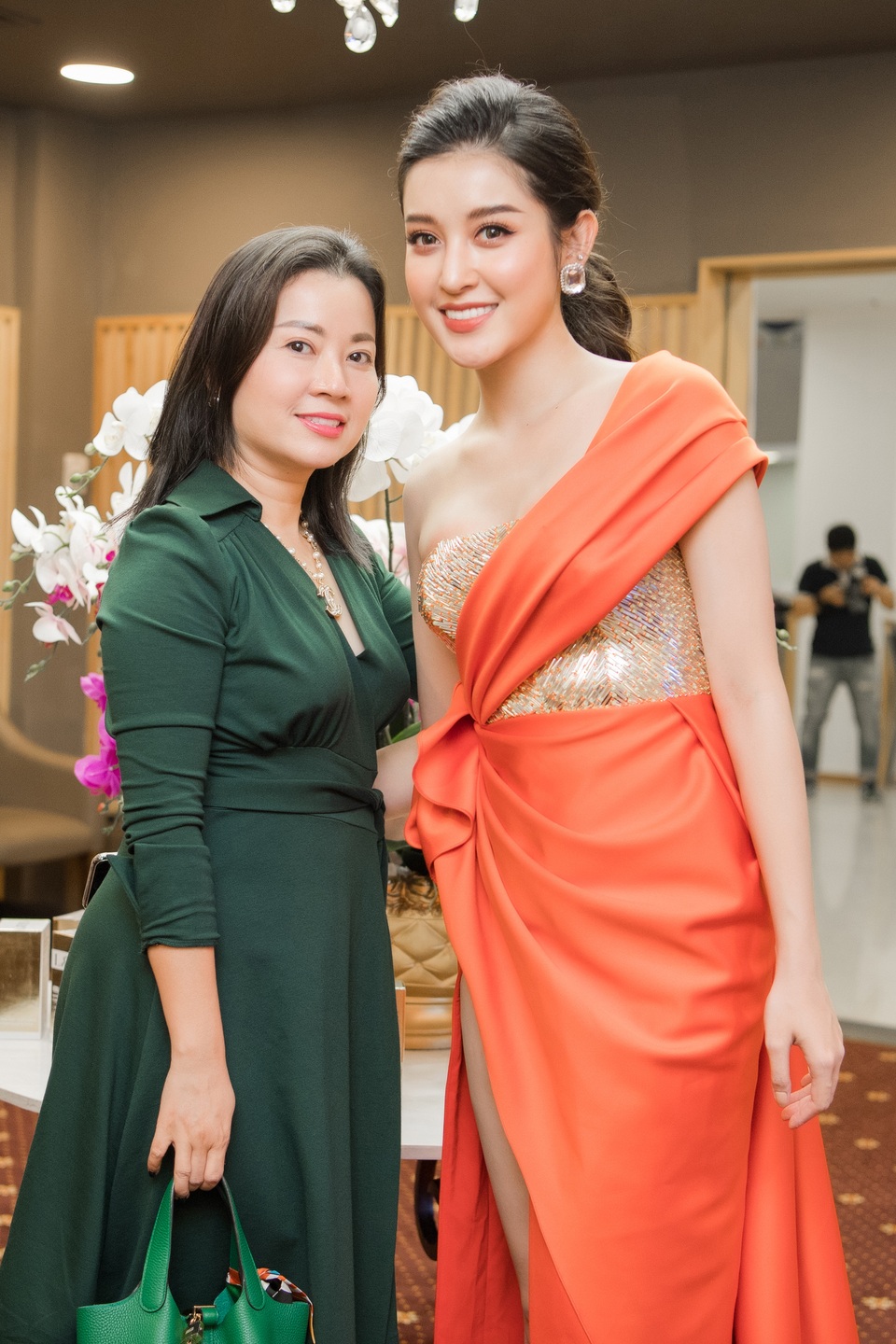 Diện váy xẻ cao ngút, Huyền My cẩn thận che chắn tránh “sự cố” - 2 Diện váy xẻ cao ngút, Huyền My cẩn thận che chắn tránh “sự cố” - 2