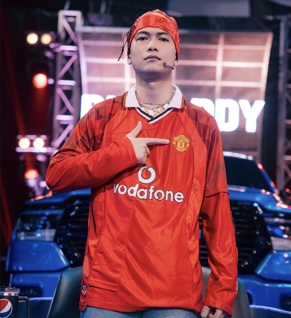 Bóc đồ BigDaddy ở Rap Việt: Quần áo làm từ thảm, đồng hồ 200 triệu đồng - 4 Bóc đồ BigDaddy ở Rap Việt: Quần áo làm từ thảm, đồng hồ 200 triệu đồng - 4