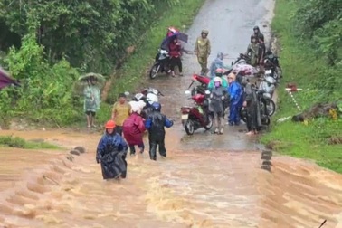 Mưa lớn gây chia cắt, nhiều giáo viên mắc kẹt trên đường đến trường