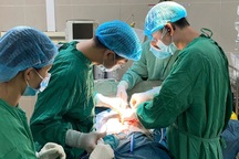 4 giờ phẫu thuật cắt 6 bộ phận trong bụng rồi nối lại cho bệnh nhân 62 tuổi