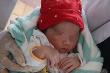 Bé trai sơ sinh bị bỏ rơi trước cổng chùa ở Bình Phước