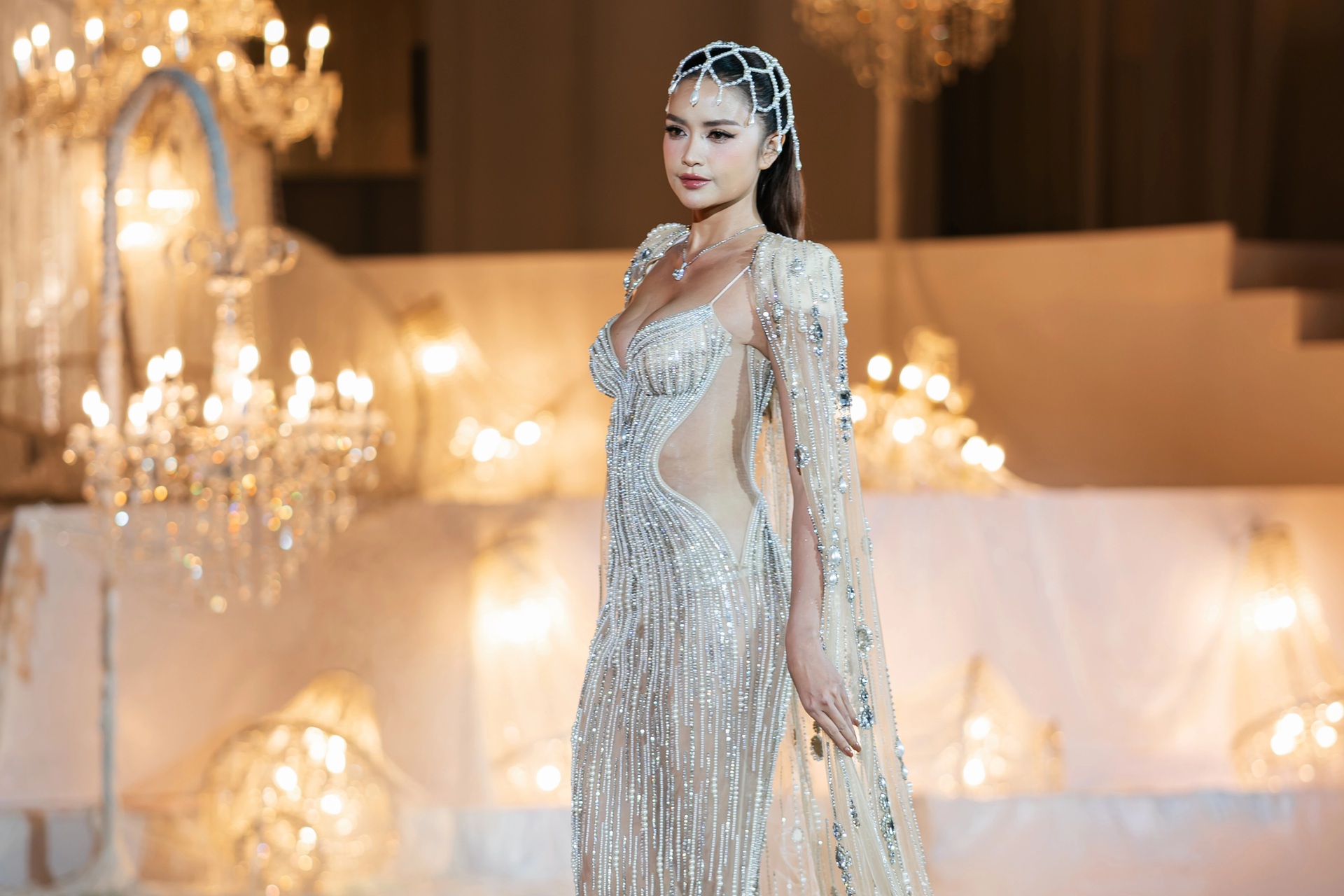 Hoàng Thùy gây sốt với pha xử lý sự cố khi catwalk trên giày cao 20cm - 7 Hoàng Thùy gây sốt với pha xử lý sự cố khi catwalk trên giày cao 20cm - 7