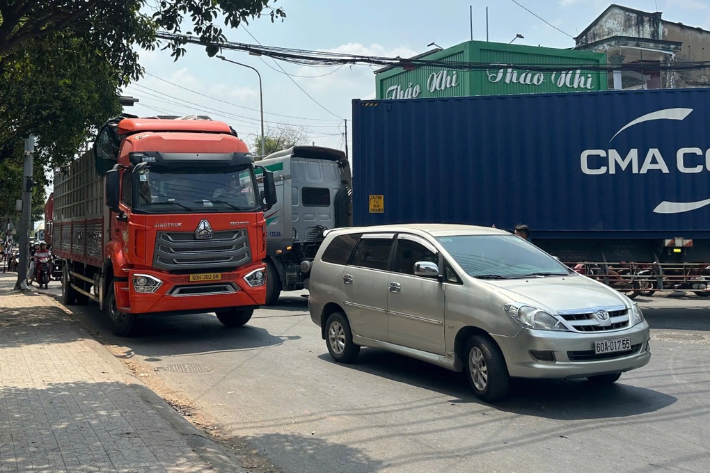 Cứu người phụ nữ bị cuốn vào gầm xe đầu kéo ở TPHCM - 2