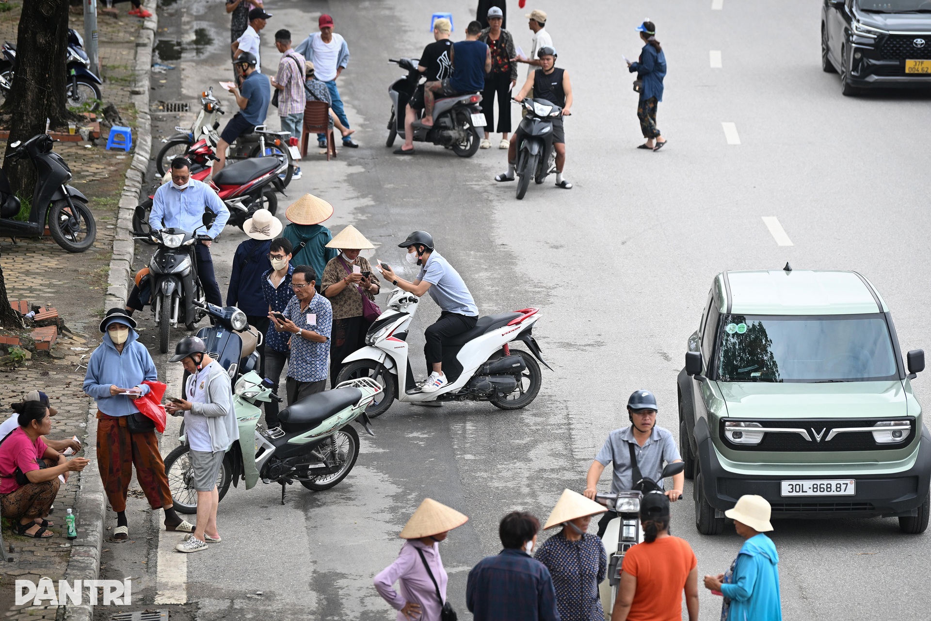 CĐV chen chân, xếp hàng từ 4h sáng chờ mua vé trận Việt Nam - Malaysia - 11