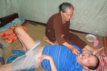 Nghẹn ngào cảnh mẹ già tuổi 80, 17 năm tần tảo nuôi con trai giáo viên liệt giường