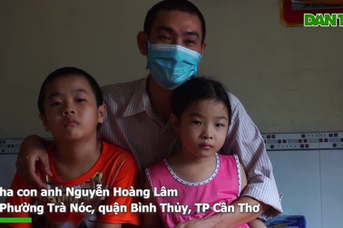 Mẹ bị Covid-19 "cướp mất", hai đứa trẻ vẫn ngày ngày ra đầu ngõ ngồi chờ