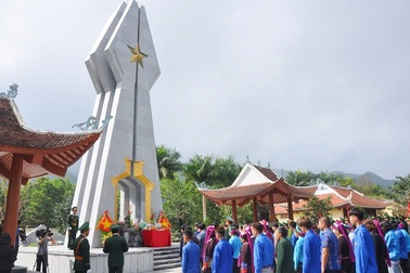 Tư lệnh Bộ đội Biên phòng dâng hương tưởng nhớ các anh hùng liệt sĩ Pò Hèn