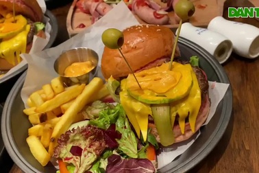 Đồ ăn bàn tay rướm máu, ếch lồi mắt kinh dị "cháy" hàng mùa Halloween