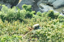 Máy xúc lao xuống vực sâu, lái máy người Trung Quốc trọng thương