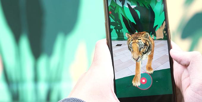 Giới trẻ dùng điện thoại scan để được nhìn thấy các loài nguy cấp quý hiếm.