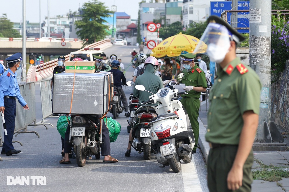 Hà Nội: Ngày đầu triển khai 39 chốt kiểm soát liên ngành tại vùng đỏ - 9 Hà Nội: Ngày đầu triển khai 39 chốt kiểm soát liên ngành tại vùng đỏ - 9