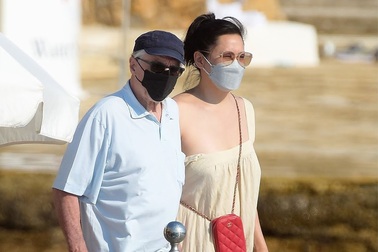 Robert De Niro đi nghỉ hè ở Pháp cùng bạn gái "tin đồn"