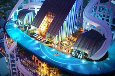 Bể bơi đáy kính được lắp đặt lên tòa tháp 40 tầng bên vịnh Nha Trang