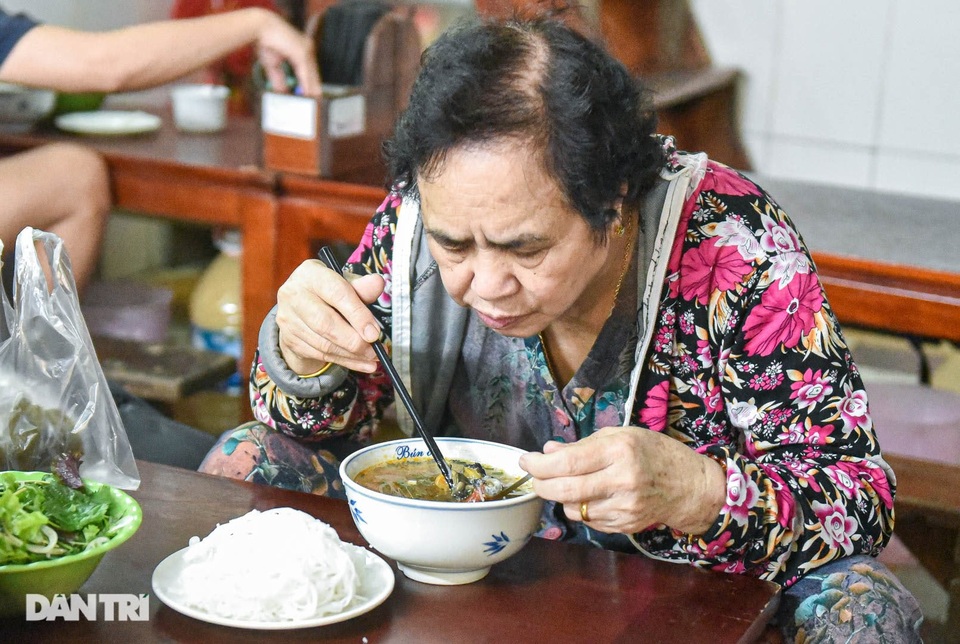 Quán bún ốc nguội gia truyền 3 đời, bà chủ U70 gẩy ốc điệu nghệ như múa - 5 Quán bún ốc nguội gia truyền 3 đời, bà chủ U70 gẩy ốc điệu nghệ như múa - 5