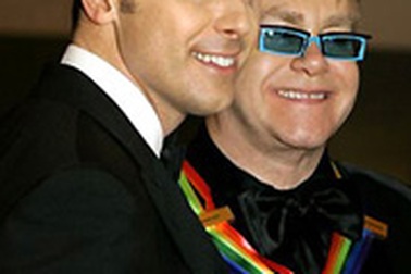 Elton John “trả đũa” thủ tướng Úc John Howard 