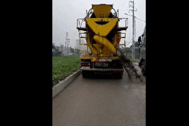 Xe trộn bê tông "hồn nhiên" vừa đi vừa xả thải bẩn ra giữa đường