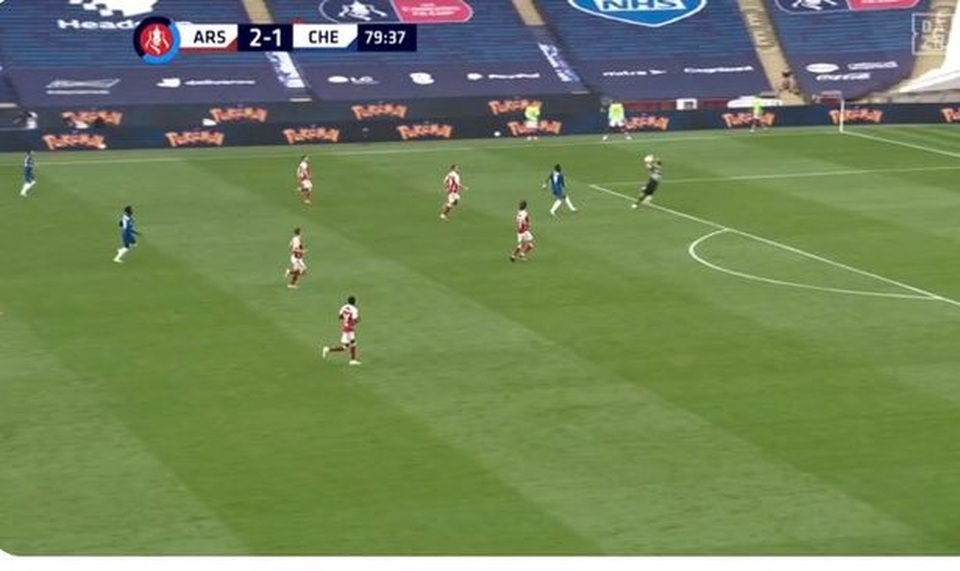 Tranh cãi nảy lửa việc thủ môn Arsenal bắt bóng ngoài vòng cấm - 1 Tranh cãi nảy lửa việc thủ môn Arsenal bắt bóng ngoài vòng cấm - 1