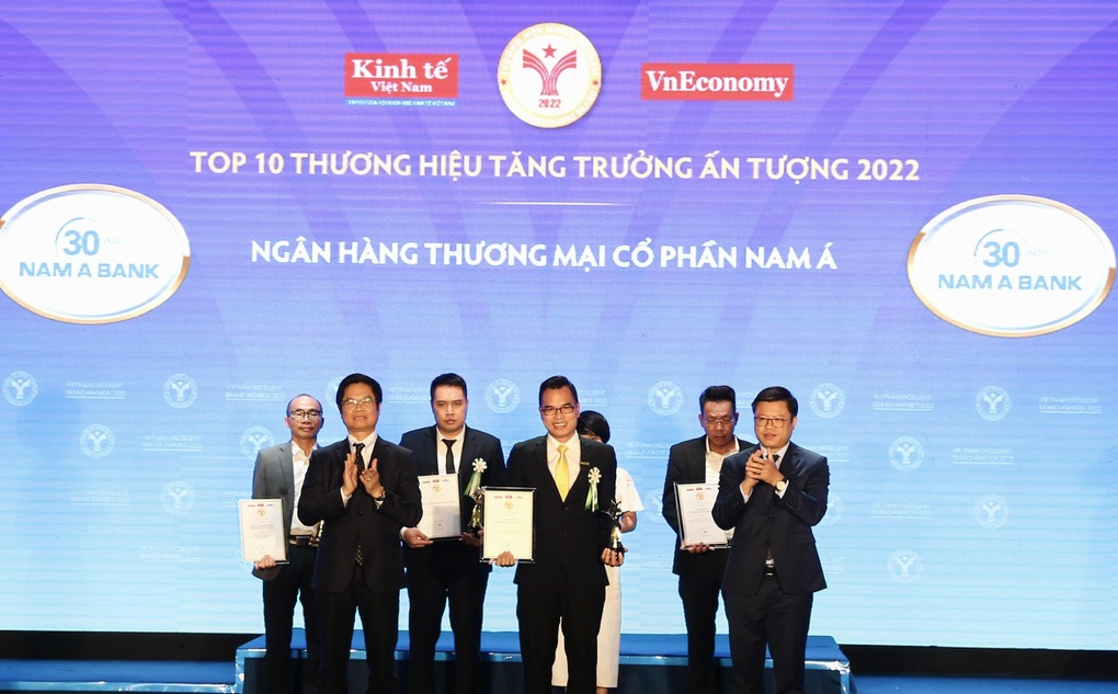Nam A Bank nhận giải Top 10 thương hiệu tăng trưởng ấn tượng 2022 - 1