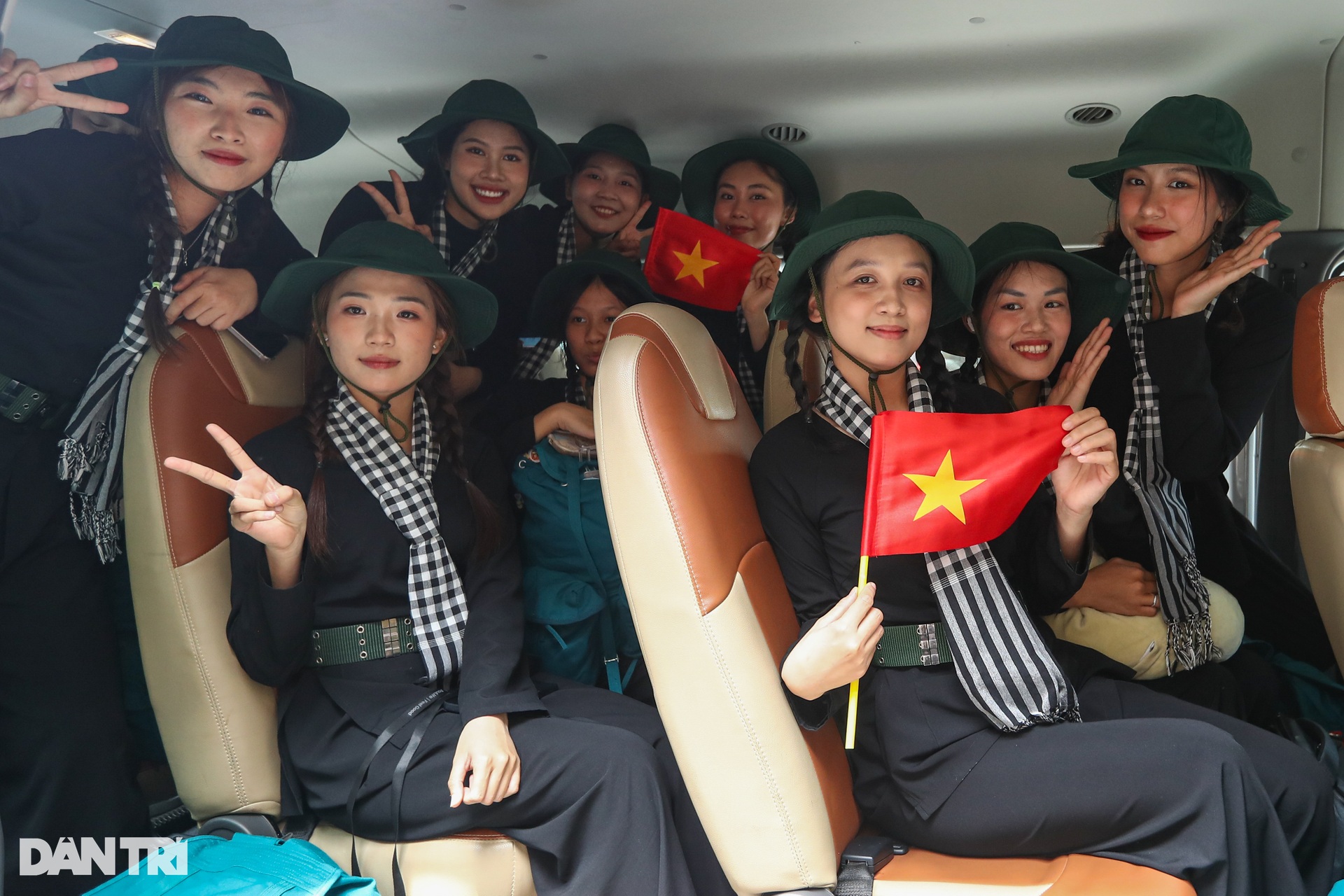 Các khối diễu binh miền Nam rạng rỡ khi tàu tới Ga Hà Nội - 15 Các khối diễu binh miền Nam rạng rỡ khi tàu tới Ga Hà Nội - 15