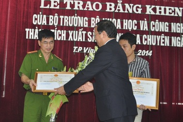 Bộ KHCN tặng bằng khen cho chuyên án sản xuất IC gian lận đo lường xăng dầu